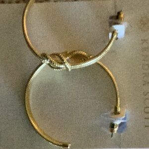 NWT Kendra Scott Annie Hoop Earring in Gold.